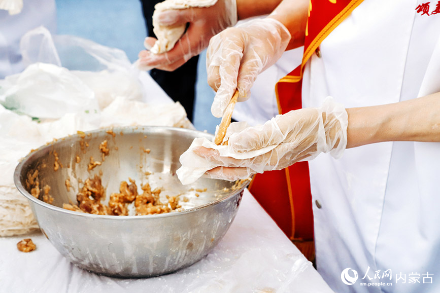 燒賣美食季暨第三屆內蒙古名小吃美食文化周開幕。實習生 韓飛月攝