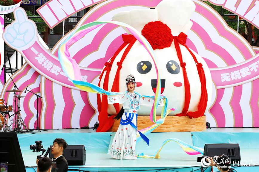 燒賣美食季暨第三屆內蒙古名小吃美食文化周開幕。實習生 韓飛月攝