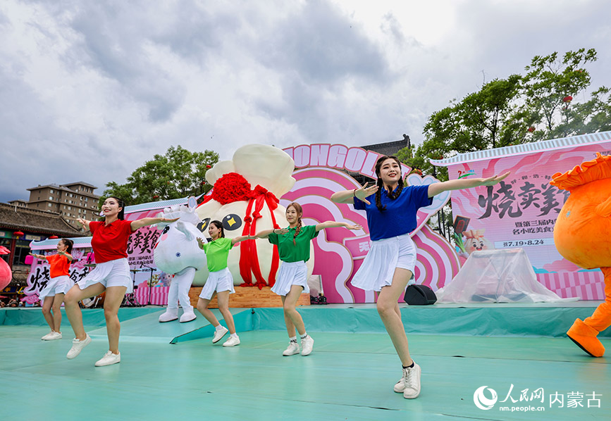 7月19日，演員在呼和浩特?zé)u美食季開幕式現(xiàn)場表演。丁根厚攝