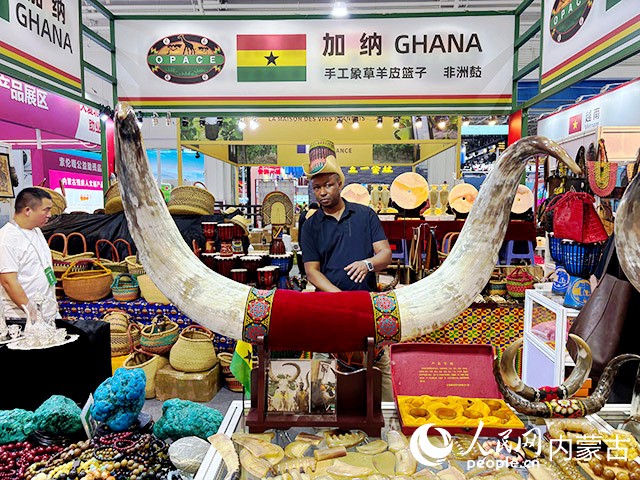 琳瑯滿目的加納特產(chǎn)。實(shí)習(xí)生 劉恒岳攝