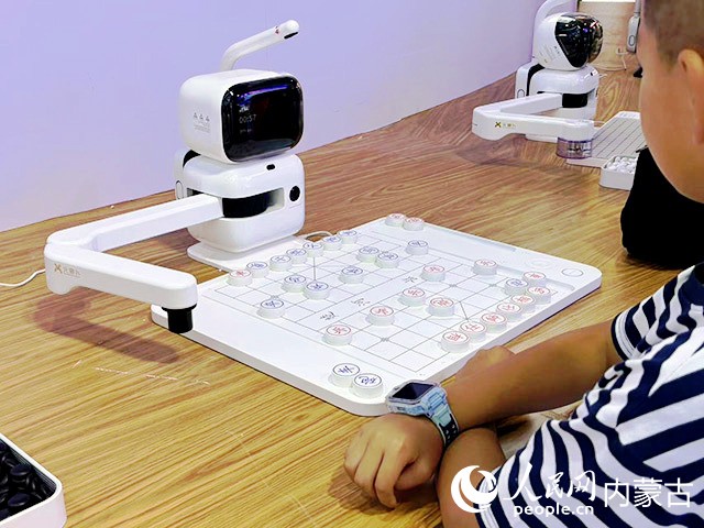 AI智能下棋機(jī)器人。實習(xí)生 劉恒岳攝