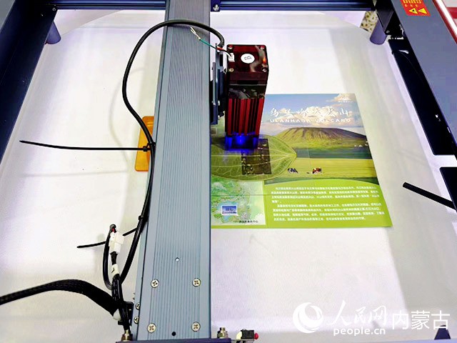 樹葉激光雕刻機(jī)。實習(xí)生 劉恒岳攝