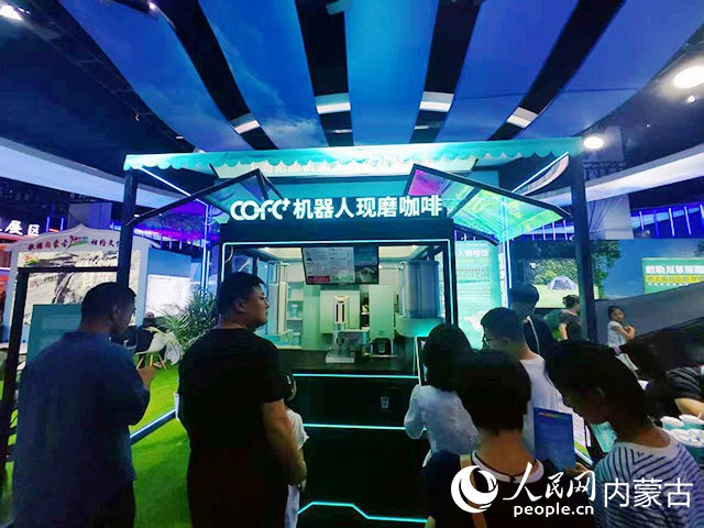 機(jī)器人現(xiàn)磨咖啡。實習(xí)生 劉恒岳攝