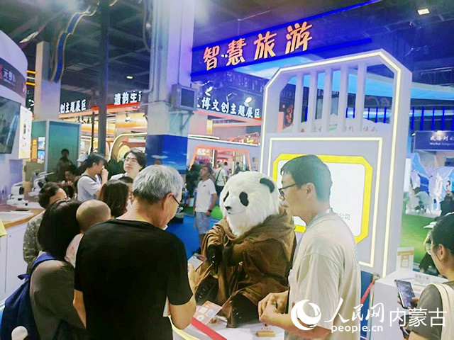 “智慧旅游機(jī)器人”引導(dǎo)游客。實習(xí)生 劉恒岳攝