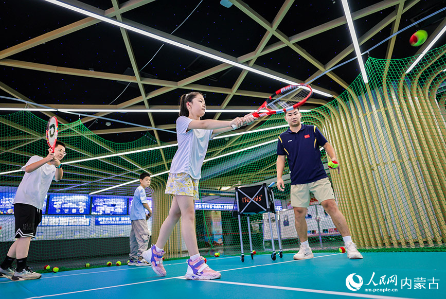 7月20日，孩子們在內蒙古呼和浩特市玉泉區青少年宮參加網球訓練。丁根厚攝