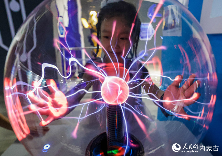 7月20日，孩子們在內蒙古呼和浩特市玉泉區青少年宮科普課上體驗“美麗的輝光”科普展品。丁根厚攝