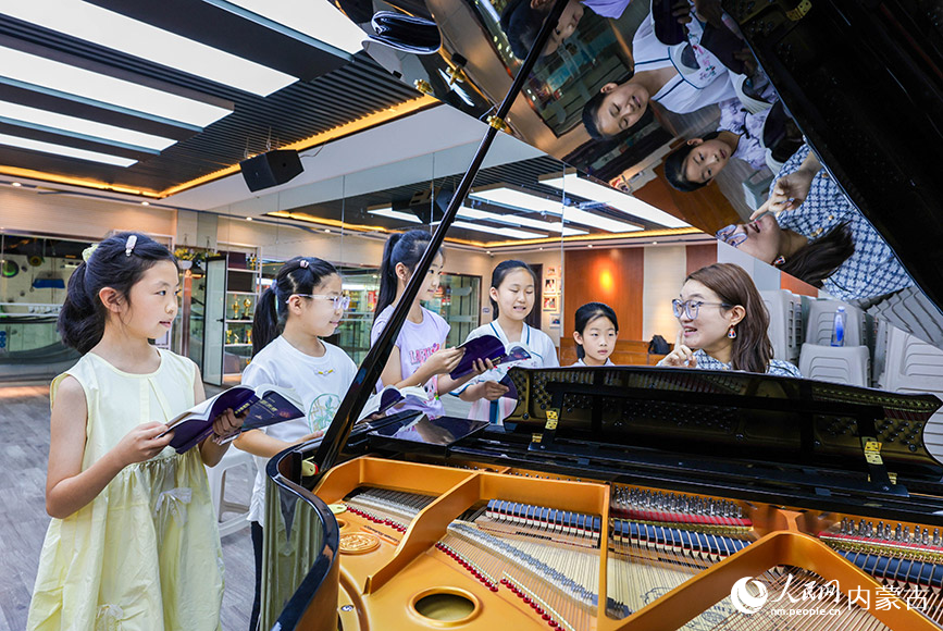 7月20日，孩子們在內蒙古呼和浩特市玉泉區青少年宮上聲樂課。丁根厚攝