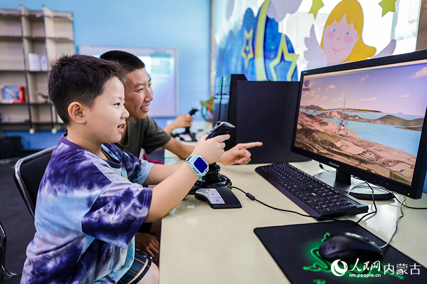 7月20日，孩子們在內蒙古呼和浩特市玉泉區青少年宮參加模擬飛行課程學習。丁根厚攝
