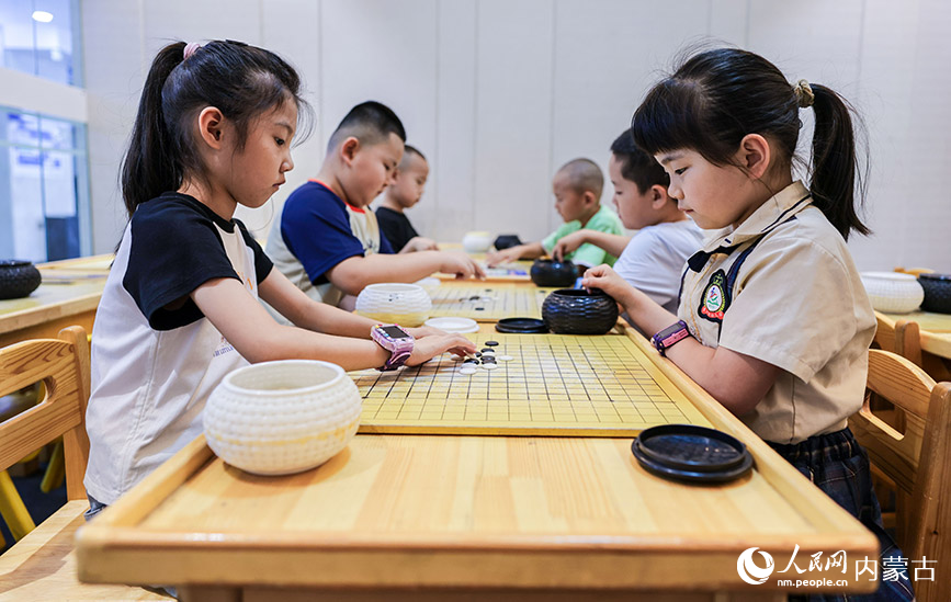 7月20日，孩子們在內蒙古呼和浩特市玉泉區青少年宮上圍棋課。丁根厚攝