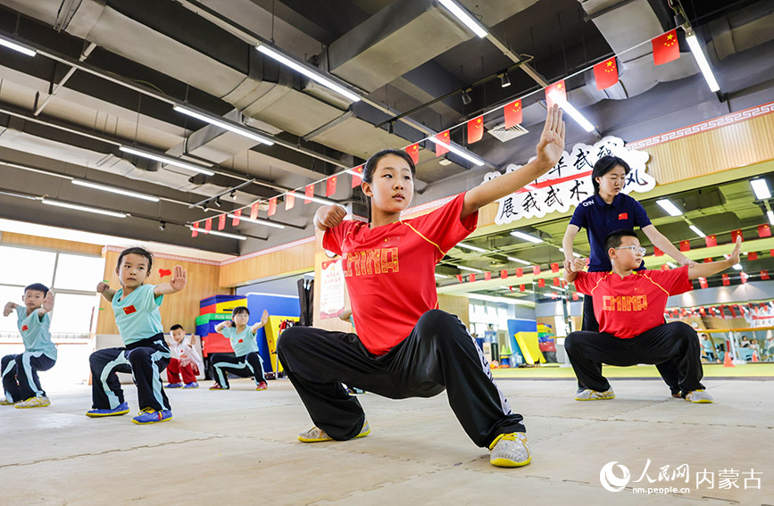 7月20日，孩子們在內(nèi)蒙古呼和浩特市玉泉區(qū)青少年宮學(xué)習(xí)中華武術(shù)。丁根厚攝