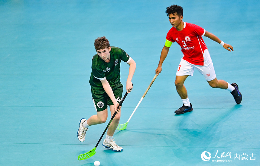 新西蘭隊球員凱斯特·勞（左）在男子成人組比賽中控制球。王正攝