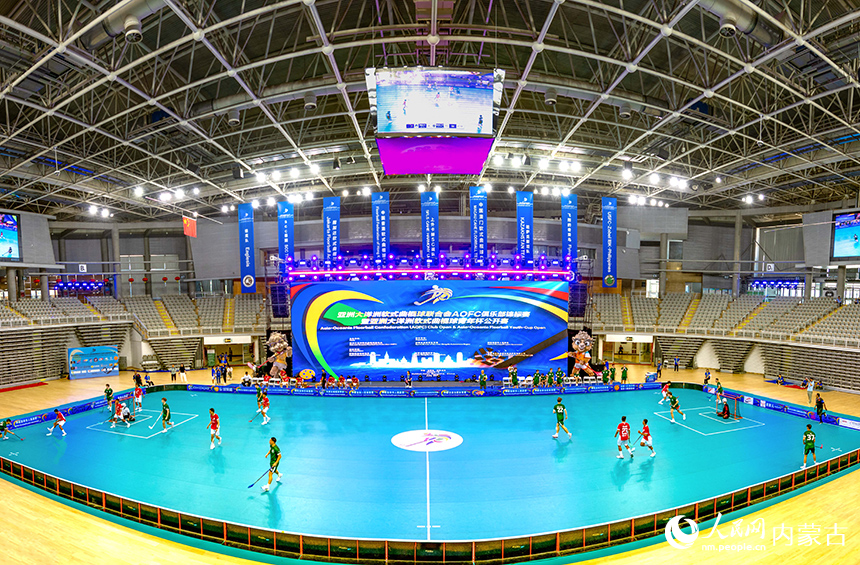 新西蘭隊(duì)球員和印度尼西亞隊(duì)球員賽前熱身。王正攝