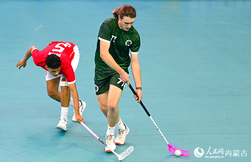 印度尼西亞隊球員穆罕默德·里多·菲爾道斯（左）在男子成人組比賽中防守。王正攝