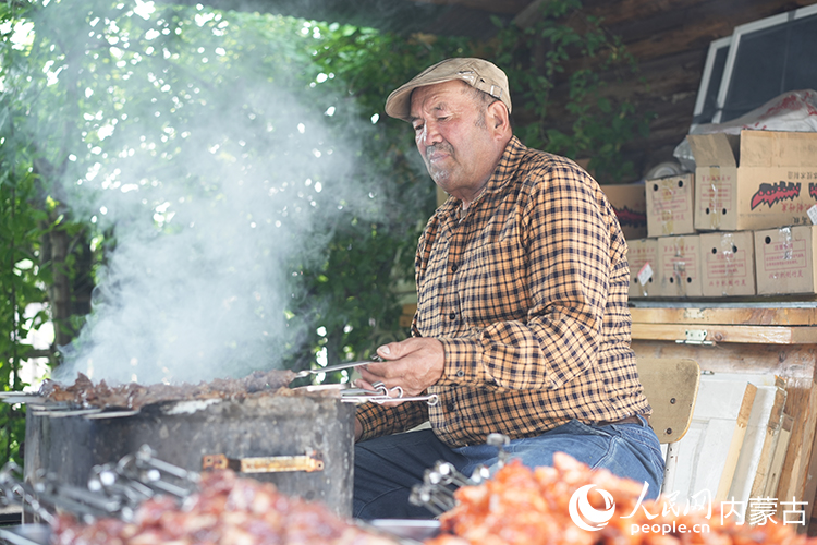 孫金花家庭小院內，正在烤制肉串。人民網記者 李睿攝