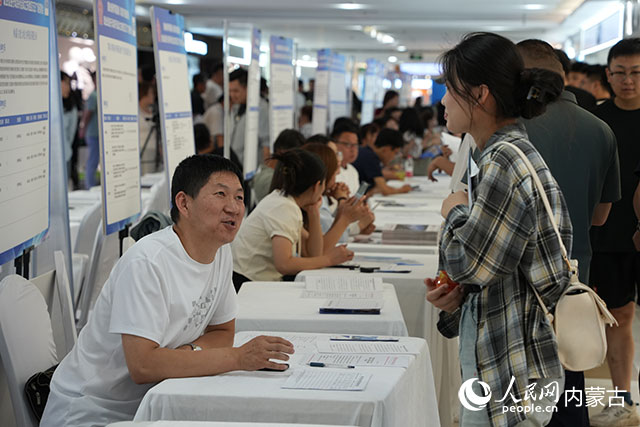 招聘會現(xiàn)場。人民網(wǎng)記者 趙夢月攝