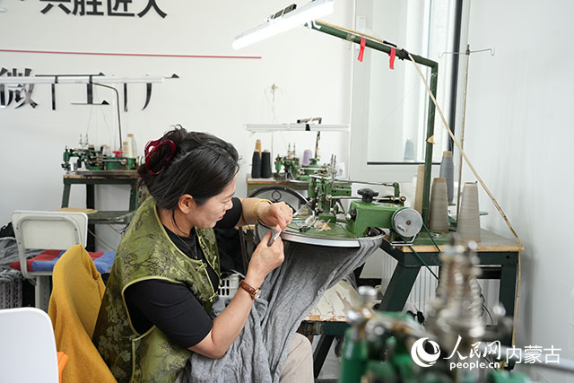 居民在進(jìn)行羊絨衫制作。人民網(wǎng)記者 趙夢月攝