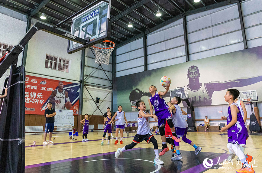 7月27日，孩子們?cè)诤艉秃铺厥杏袢獏^(qū)制鎖廠勱立體育文化產(chǎn)業(yè)園籃球中心進(jìn)行籃球比賽。丁根厚攝