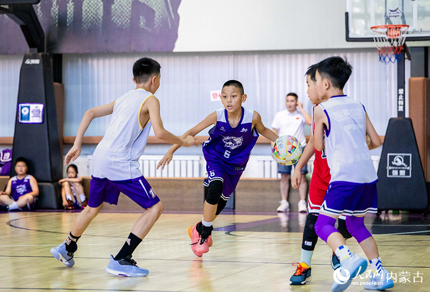 7月27日，孩子們在呼和浩特市玉泉區制鎖廠勱立體育文化產業園籃球中心參加訓練。丁根厚攝
