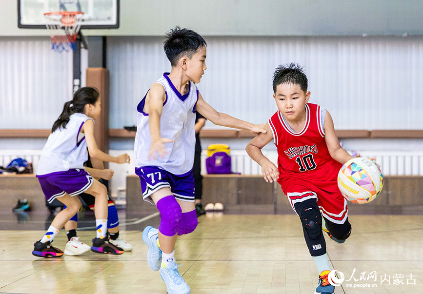 7月27日，孩子們在呼和浩特市玉泉區制鎖廠勱立體育文化產業園籃球中心參加訓練。丁根厚攝
