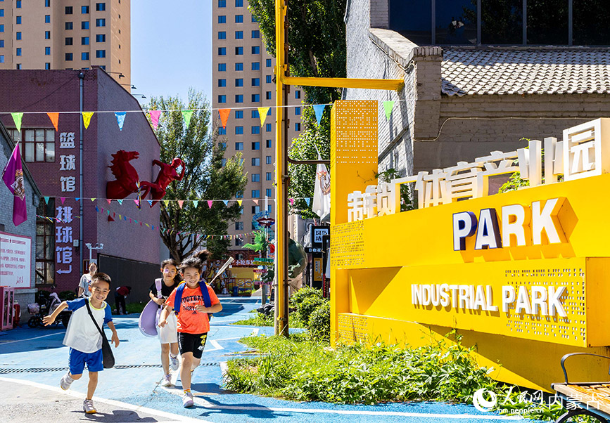 7月27日，孩子們在呼和浩特市玉泉區制鎖廠勱立體育文化產業園準備參加羽毛球訓練。丁根厚攝