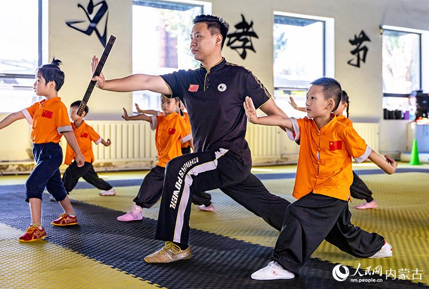 7月27日，孩子們?cè)诤艉秃铺厥杏袢獏^(qū)制鎖廠勱立體育文化產(chǎn)業(yè)園武術(shù)館參加訓(xùn)練。丁根厚攝