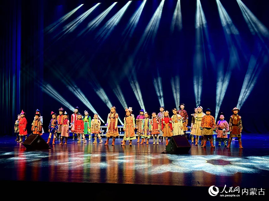 演出現(xiàn)場(chǎng)。實(shí)習(xí)生 張雅新攝