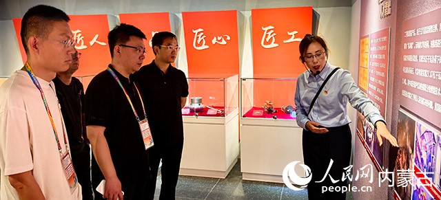 采訪團參觀元寶山電廠廠風廠史教育基地。實習生 董昱攝