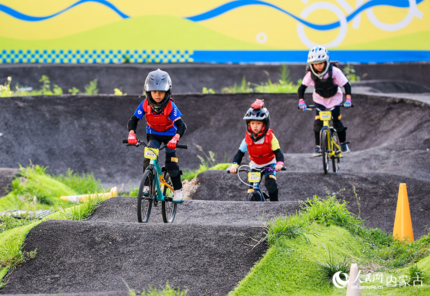 “小騎士”在泵道間穿梭騰躍，享騎行樂趣。丁根厚攝