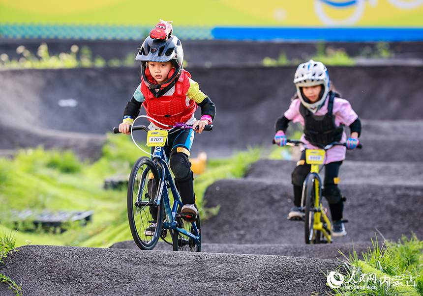 “小騎士”在泵道間穿梭騰躍，享騎行樂(lè)趣。丁根厚攝
