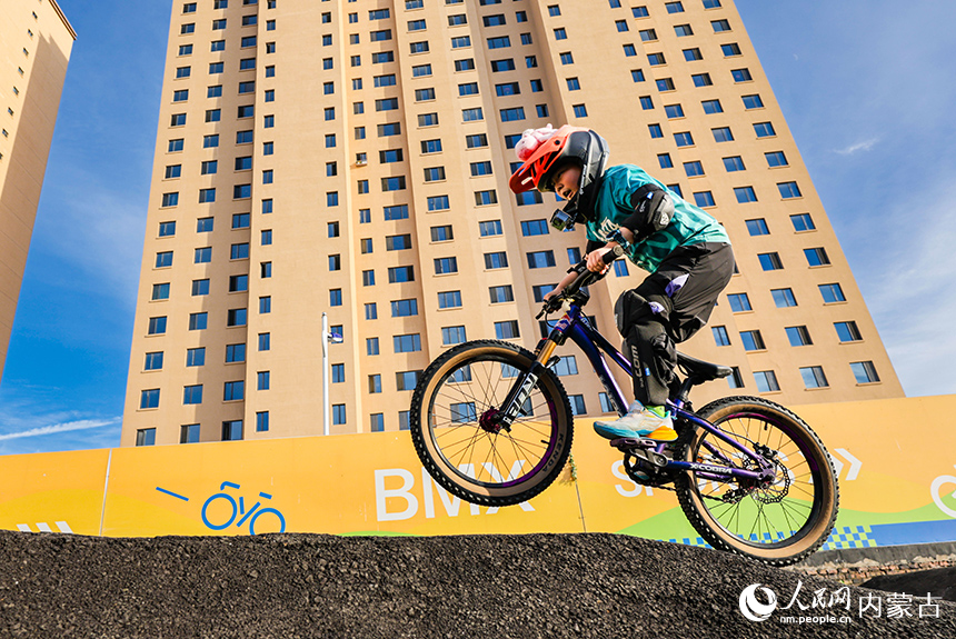 “小騎士”在泵道間穿梭騰躍,享騎行樂趣。丁根厚攝