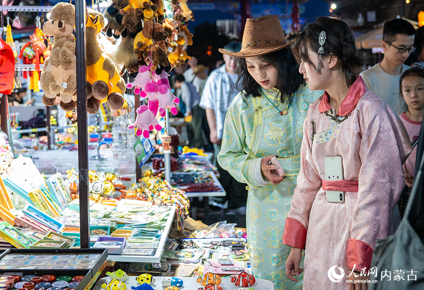 游客在呼和浩特市玉泉區(qū)塞上老街旅游休閑街區(qū)游覽。丁根厚攝