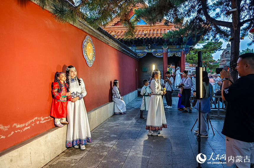 游客在呼和浩特市玉泉區(qū)塞上老街旅游休閑街區(qū)體驗民族風旅拍寫真。丁根厚攝