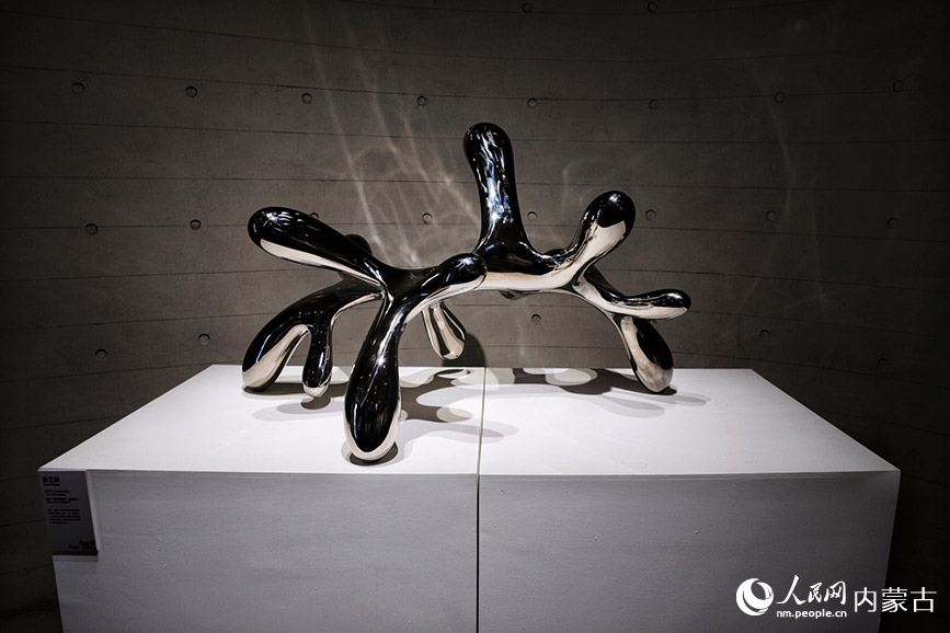 雕塑藝術展現場展品。實習生 韓飛月攝