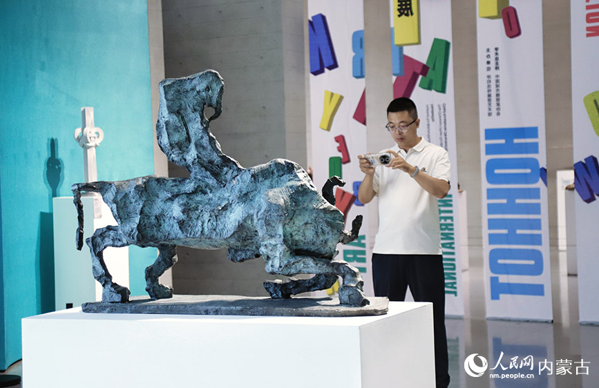 市民參觀雕塑藝術展。實習生 韓飛月攝