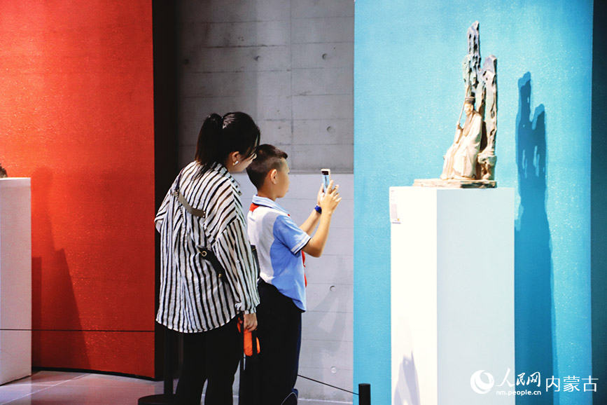 市民參觀雕塑藝術展。實習生 韓飛月攝