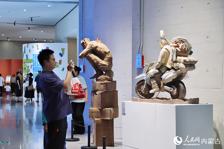 市民參觀雕塑藝術(shù)展。實習(xí)生 韓飛月攝