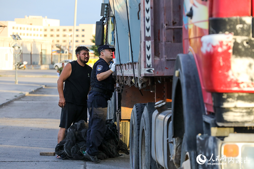 二連出入境邊防檢查站移民管理警察對出境貨車進行車體檢查。郭鵬杰攝