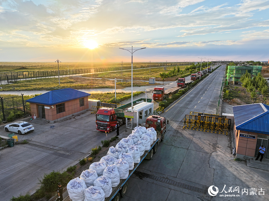 二連出入境邊防檢查站移民管理警察對出境貨車進行車體檢查。郭鵬杰攝