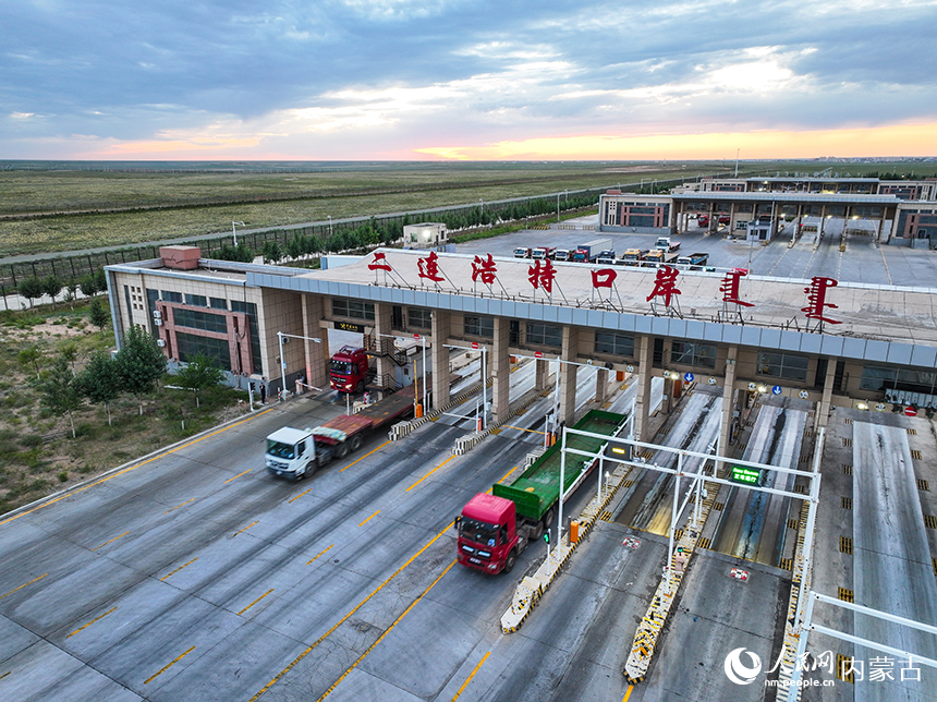 蒙古國貨運車輛從二連浩特口岸入境。郭鵬杰攝
