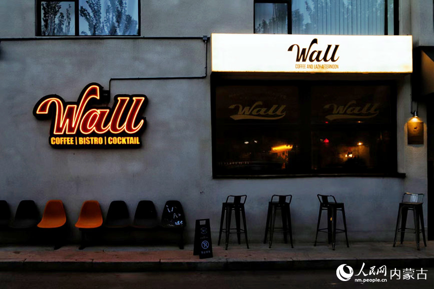 東護城河北街夜景。實習生 韓飛月攝