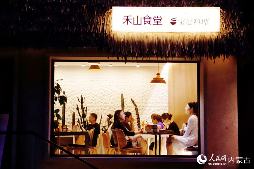 東護城河北街夜景。實習生 韓飛月攝