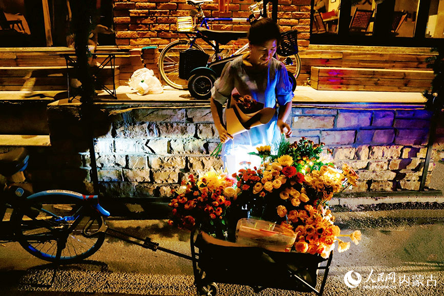 東護城河北街夜景。實習生 韓飛月攝