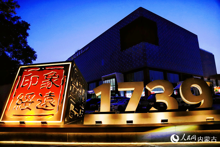 東護城河北街夜景。實習生 韓飛月攝