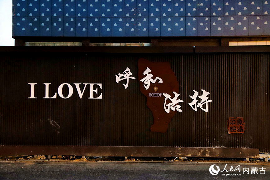 東護城河北街夜景。實習生 韓飛月攝