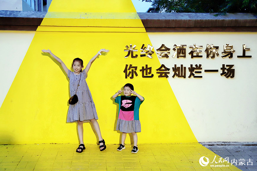 游客拍照打卡。實習生 韓飛月攝