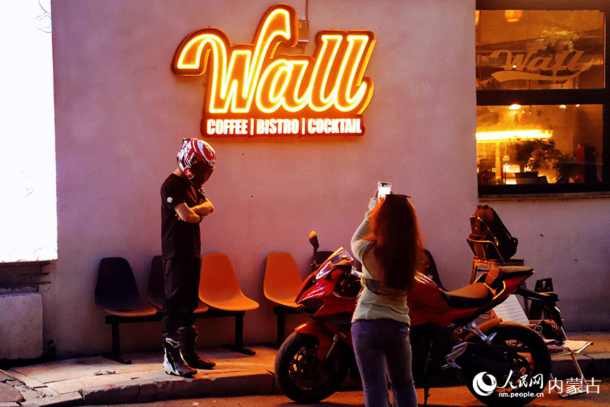 游客拍照打卡。實(shí)習(xí)生 韓飛月攝