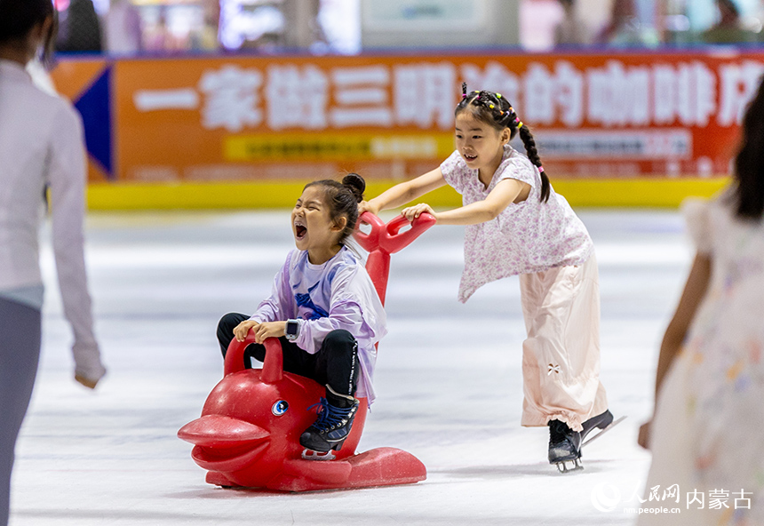 孩子們在呼和浩特市玉泉區的奧星冰場體驗滑冰運動。丁根厚攝
