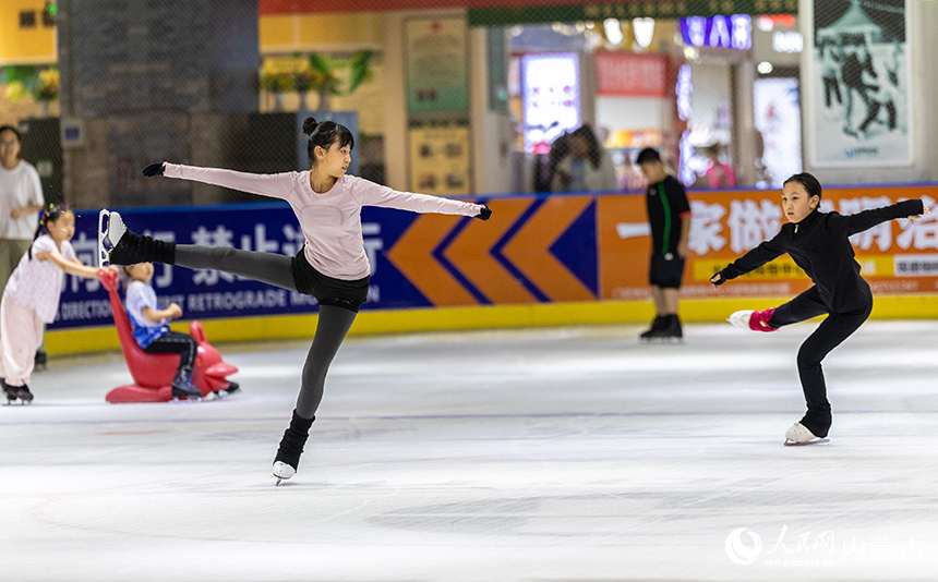 孩子們?cè)诤艉秃铺厥杏袢獏^(qū)的奧星冰場(chǎng)進(jìn)行花樣滑冰技巧練習(xí)。丁根厚攝