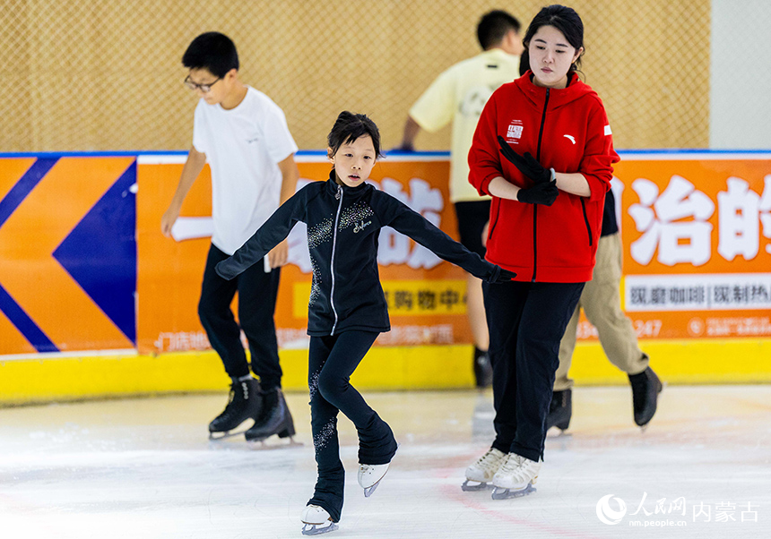 教練在呼和浩特市玉泉區(qū)的奧星冰場指導(dǎo)學(xué)員進(jìn)行花樣滑冰技巧練習(xí)。丁根厚攝