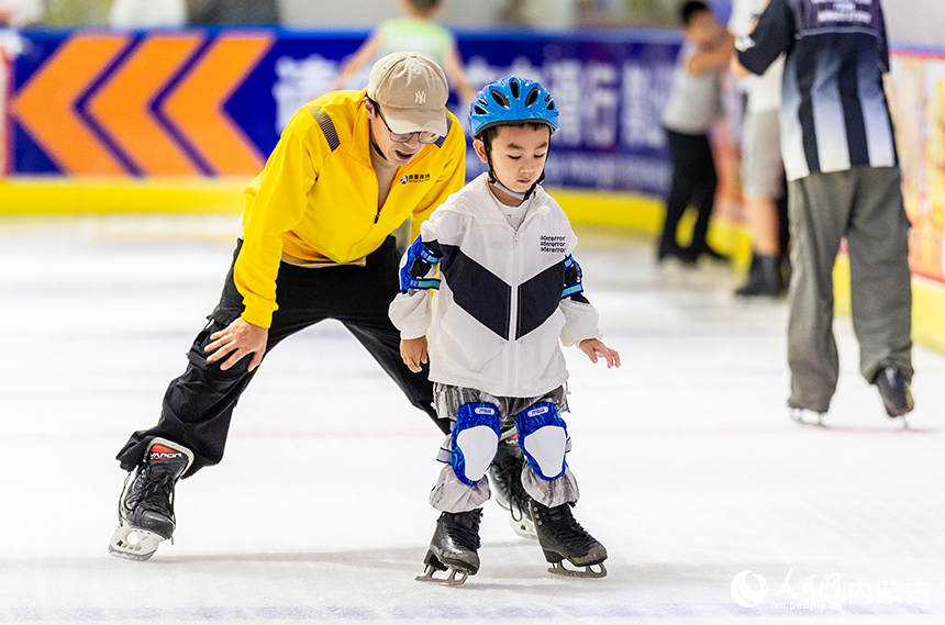 教練在呼和浩特市玉泉區的奧星冰場指導學員進行基礎滑冰技巧練習。丁根厚攝